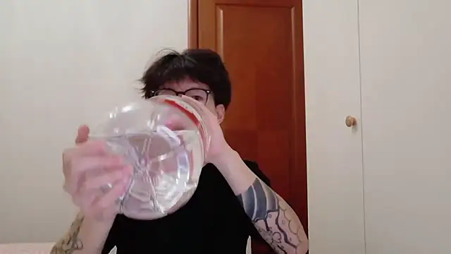 Snapshot of hangzi-0011 chatting on 11/16/25, 09:59 hangzi-0011 online show from 11/16/25, 09:59