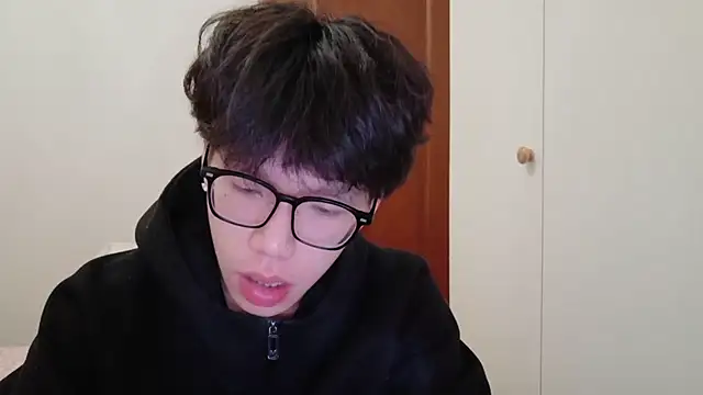 Snapshot of hangzi-0011 chatting on 11/17/25, 11:16 hangzi-0011 online show from 11/17/25, 11:16