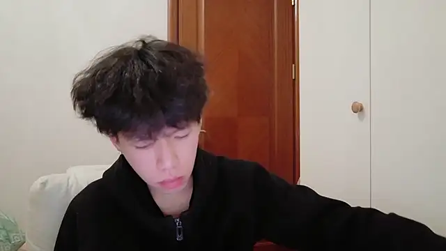 Snapshot of hangzi-0011 chatting on 11/19/25, 10:37 hangzi-0011 online show from 11/19/25, 10:37