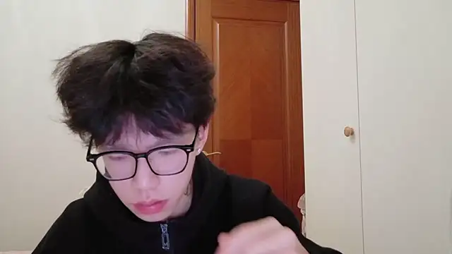 Snapshot of hangzi-0011 chatting on 11/20/25, 12:05 hangzi-0011 online show from 11/20/25, 12:05