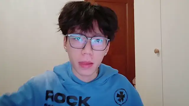 Snapshot of hangzi-0011 chatting on 11/24/25, 11:10 hangzi-0011 online show from 11/24/25, 11:10