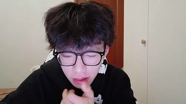 Snapshot of hangzi-0011 chatting on 11/26/25, 12:39 hangzi-0011 online show from 11/26/25, 12:39