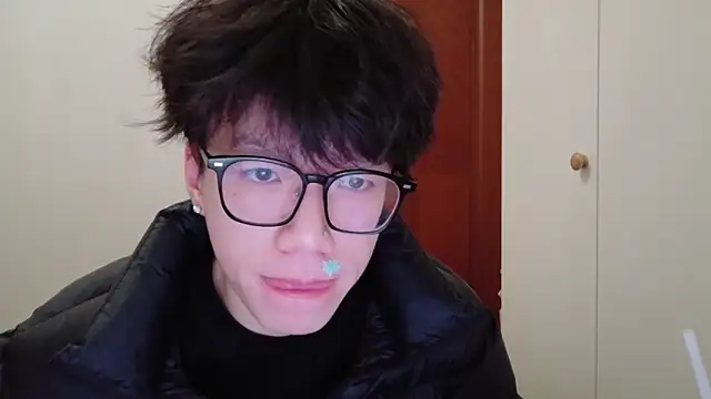 Snapshot of hangzi-0011 chatting on 11/28/25, 12:30 hangzi-0011 online show from 11/28/25, 12:30