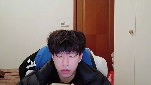 Snapshot of hangzi-0011 chatting on 11/30/25, 10:52 hangzi-0011 online show from 11/30/25, 10:52