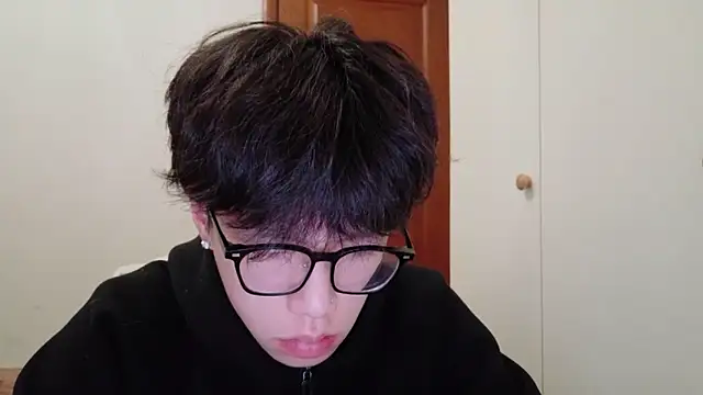 Snapshot of hangzi-0011 chatting on 12/02/25, 11:04 hangzi-0011 online show from 12/02/25, 11:04