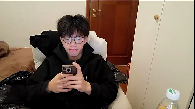 Snapshot of hangzi-0011 chatting on 12/16/25, 07:13 hangzi-0011 online show from 12/16/25, 07:13