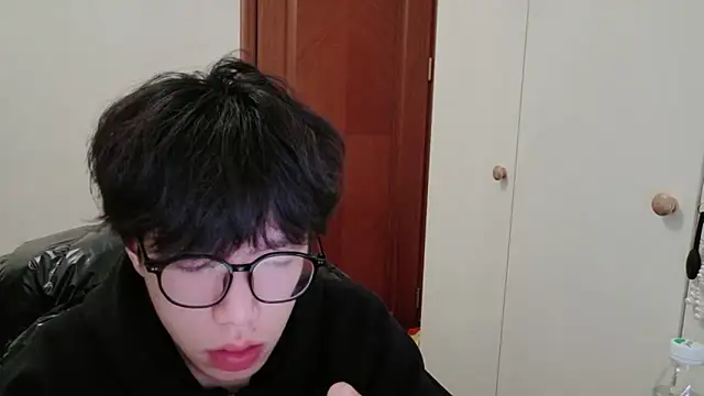 Snapshot of hangzi-0011 chatting on 12/18/25, 11:16 hangzi-0011 online show from 12/18/25, 11:16