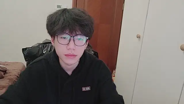 Snapshot of hangzi-0011 chatting on 12/19/25, 02:02 hangzi-0011 online show from 12/19/25, 02:02