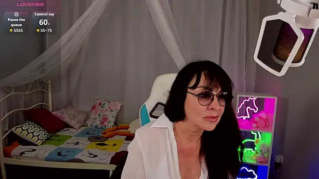 Snapshot of LindaRomero chatting on 09/28/25, 03:28 LindaRomero online show from 09/28/25, 03:28