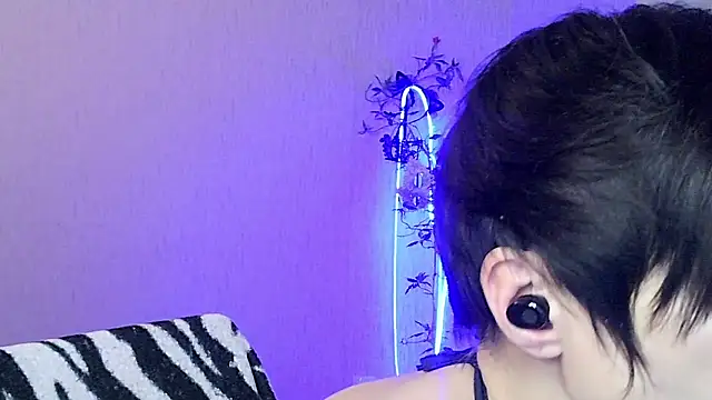 Ashley Brookss online show from 11/27/25, 03:36