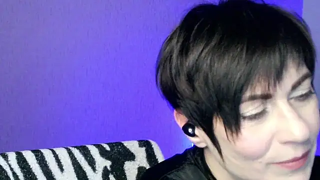 Ashley Brookss online show from 11/28/25, 04:53