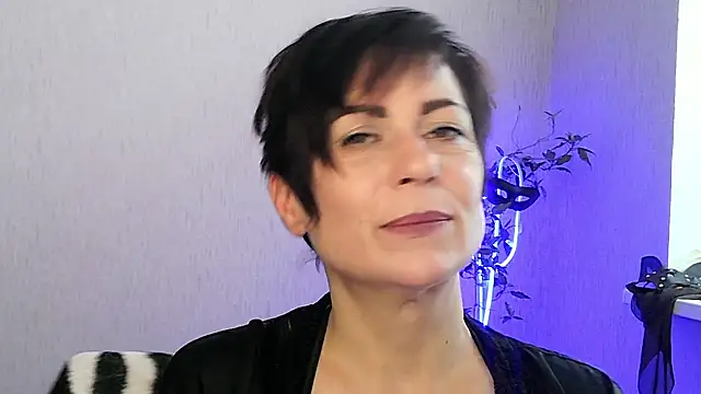 Ashley Brookss online show from 11/30/25, 08:07