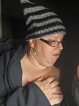 Snapshot of Budd_Bunney chatting on 10/21/25, 01:17 Budd Bunney online show from 10/21/25, 01:17