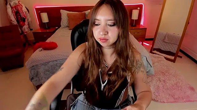 Scarlett  Cooper   online show from 10/18/25, 12:17