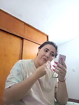 Snapshot of saraaa__ chatting on 10/02/25, 03:02 saraaa   online show from 10/02/25, 03:02