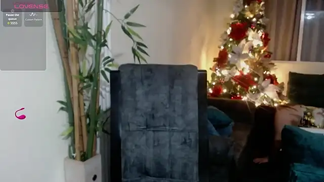 Snapshot of Michellx_hot2 chatting on 11/10/25, 12:31 Michellx hot2 online show from 11/10/25, 12:31