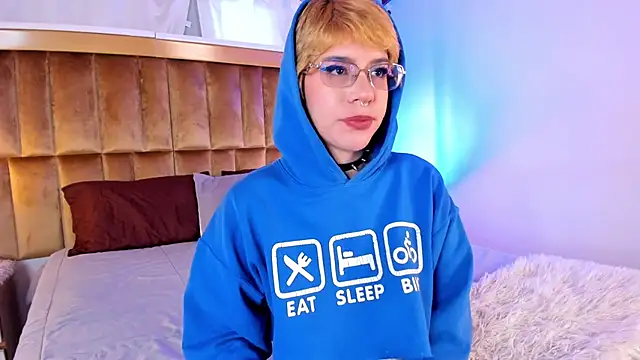 Snapshot of SamyShark chatting on 10/10/25, 12:59 SamyShark online show from 10/10/25, 12:59