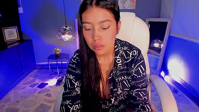 Juliieta Evans online show from 10/18/25, 08:31