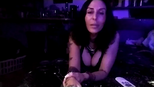 inkdhollow1 online show from 10/25/25, 03:03