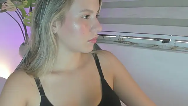 Snapshot of mia_curry chatting on 11/14/25, 07:01 mia curry online show from 11/14/25, 07:01