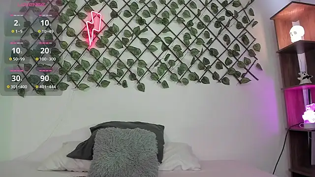 Snapshot of Shinny_Crystal chatting on 10/30/25, 01:23 Shinny Crystal online show from 10/30/25, 01:23