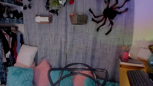 Snapshot of AmaruBloom chatting on 10/29/25, 04:15 AmaruBloom online show from 10/29/25, 04:15