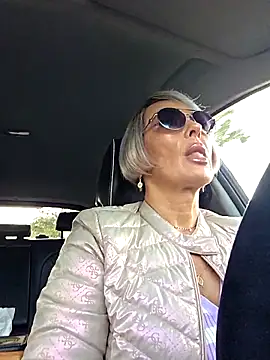 KirraWhite online show from 10/21/25, 06:03