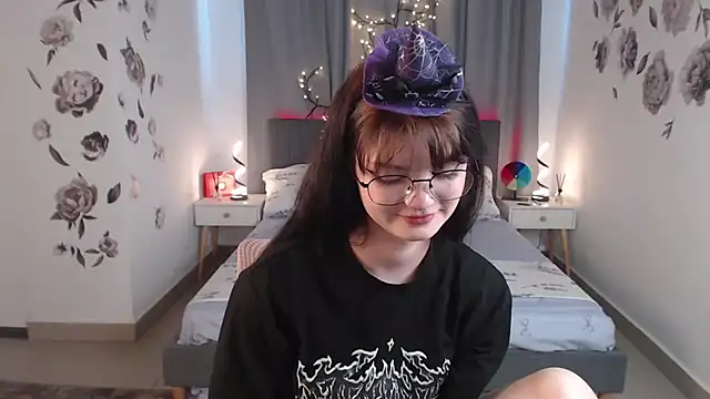 Snapshot of MileyRood chatting on 10/27/25, 11:31 MileyRood online show from 10/27/25, 11:31