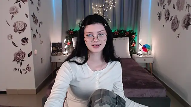 Snapshot of MileyRood chatting on 12/04/25, 01:04 MileyRood online show from 12/04/25, 01:04