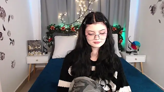 Snapshot of MileyRood chatting on 12/17/25, 11:22 MileyRood online show from 12/17/25, 11:22