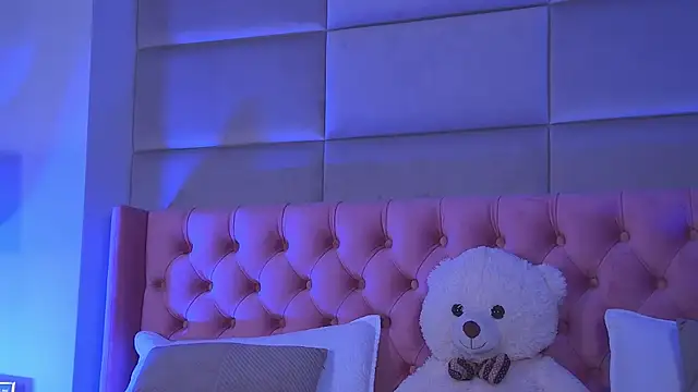 Snapshot of AmyraMoon chatting on 10/11/25, 04:12 AmyraMoon online show from 10/11/25, 04:12