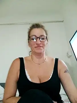 Snapshot of Fifi83Bell chatting on 10/06/25, 04:48 Fifi83Bell online show from 10/06/25, 04:48