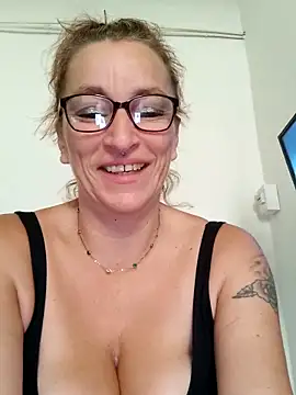 Snapshot of Fifi83Bell chatting on 10/10/25, 08:46 Fifi83Bell online show from 10/10/25, 08:46