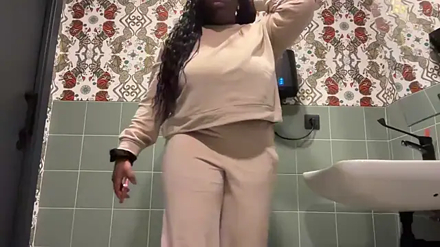 Snapshot of nanaisbackk chatting on 12/16/25, 11:10 nanaisbackk online show from 12/16/25, 11:10