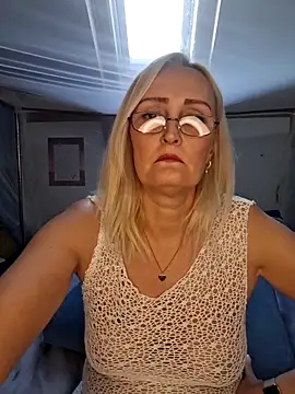 Snapshot of Jenny_Blum chatting on 12/01/25, 01:05 Jenny Blum online show from 12/01/25, 01:05