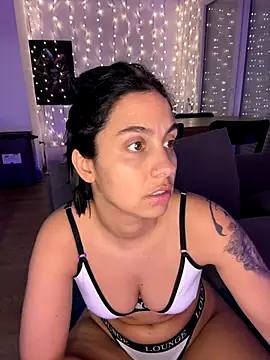 LaPetiteKim online show from 10/22/25, 07:46