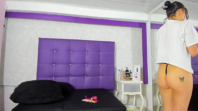 Snapshot of LeaMoreau22 chatting on 10/12/25, 12:15 LeaMoreau22 online show from 10/12/25, 12:15