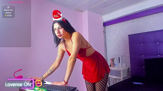 Snapshot of LeaMoreau22 chatting on 12/03/25, 12:47 LeaMoreau22 online show from 12/03/25, 12:47