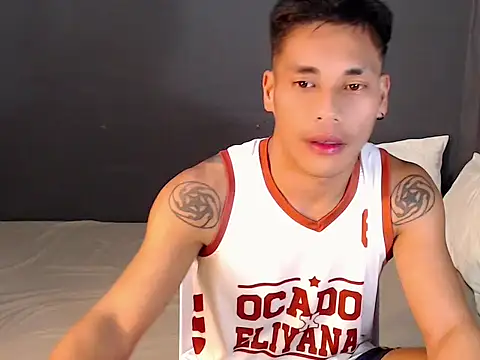 Snapshot of Cute_Lucas chatting on 10/08/25, 04:37 Cute Lucas online show from 10/08/25, 04:37
