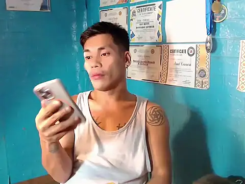 Snapshot of Cute_Lucas chatting on 10/20/25, 03:23 Cute Lucas online show from 10/20/25, 03:23