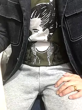 Snapshot of chougegg0214 chatting on 11/11/25, 01:05 chougegg0214 online show from 11/11/25, 01:05