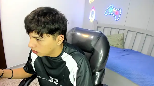 StiwenTwink online show from 11/21/25, 04:05