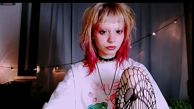 Snapshot of Pink_K1tty chatting on 10/15/25, 12:55 Pink K1tty online show from 10/15/25, 12:55