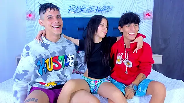 Snapshot of Youngs_Wild chatting on 10/05/25, 12:09 Youngs Wild online show from 10/05/25, 12:09