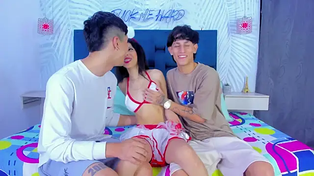 Snapshot of Youngs_Wild chatting on 11/08/25, 12:11 Youngs Wild online show from 11/08/25, 12:11