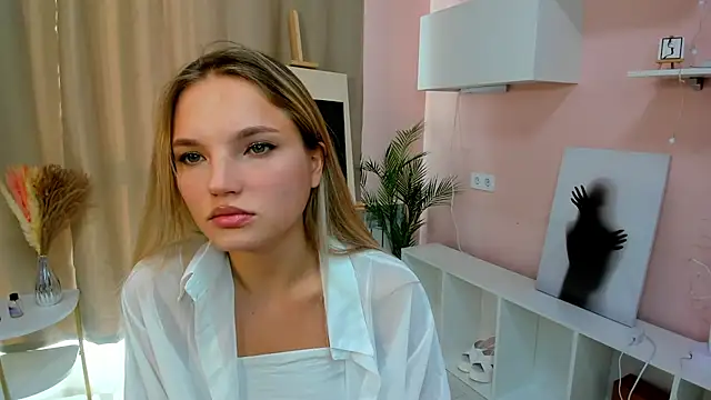 JulieLupo online show from 10/08/25, 06:11