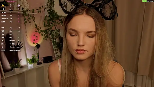 JulieLupo online show from 11/30/25, 06:06