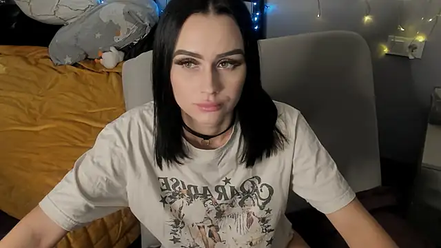 Snapshot of Lisa__Johnson chatting on 12/04/25, 12:20 Lisa Johnson online show from 12/04/25, 12:20