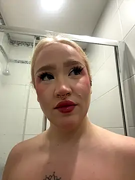 Snapshot of RollDolls chatting on 10/20/25, 05:08 RollDolls online show from 10/20/25, 05:08