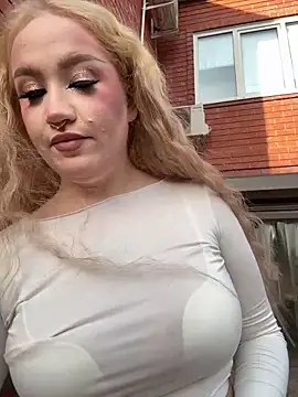 Snapshot of RollDolls chatting on 10/27/25, 05:11 RollDolls online show from 10/27/25, 05:11